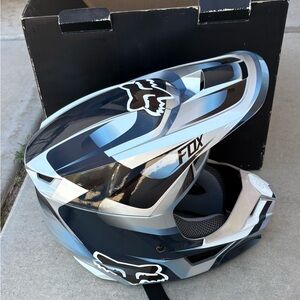 Youth Medium Fox Motif V1 Helmet Offroad ATV Dirt Bike Blue/Gray New